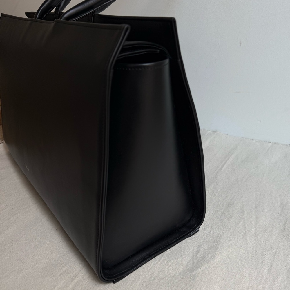 POELLE LARGE CAROLYN TOTE BAG IN BLACK NEW
100% Premium-grade Cow Skin Leather - Picture 10 of 10